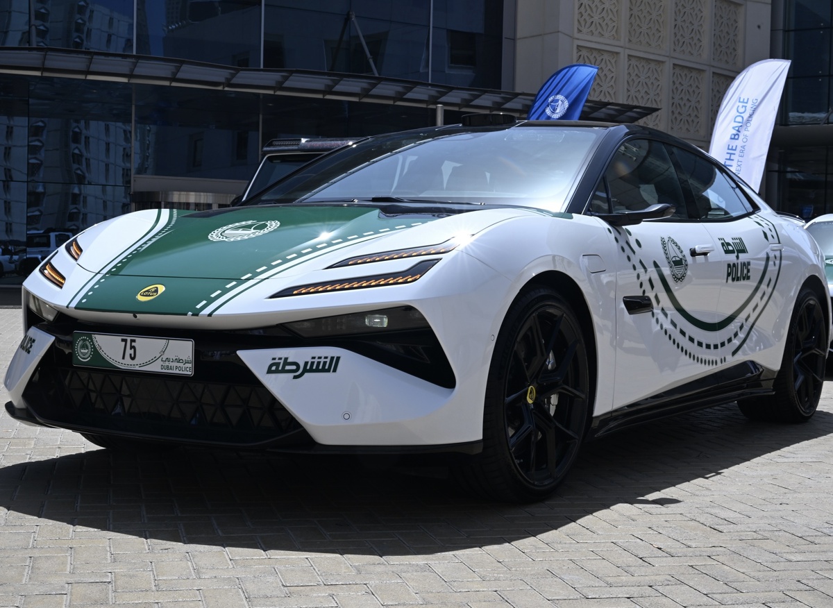 Dubajska policija z električnim Lotusom