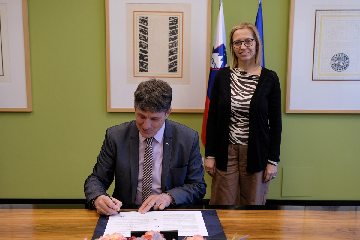 Podpis pogodbe za dokumentacijo za nacionalni center za izredne razmere